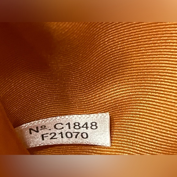 Coach 2018 F21070 RARE Orange Metallic Wristlet! AMAZING CONDITION🔥 - Picture 9 of 10